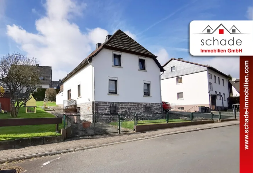Außenansicht - Haus kaufen in Herscheid - SCHADE IMMOBILIEN - Gemütliches Einfamilienhaus mit Doppelgarage und Garten zu verkaufen!