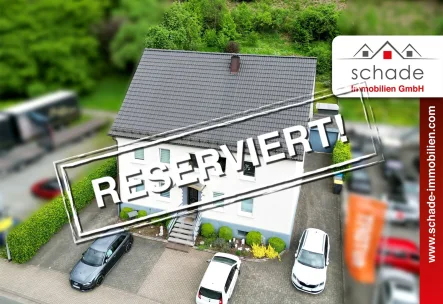 Beispiel Publikation-rot-2022-reserviert - Haus kaufen in Plettenberg - RESERVIERT! SCHADE IMMOBILIEN -Zweifamilienhaus mit neuem Dach und neuer Heizung zu verkaufen!