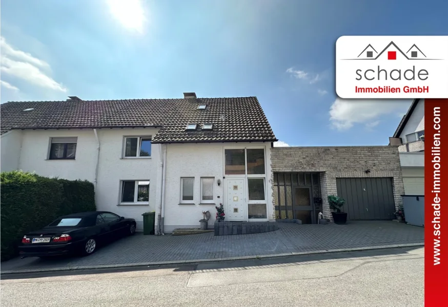 Außenansicht - Haus kaufen in Lüdenscheid - SCHADE IMMOBILIEN - Teilvermietetes Zweifamilienhaus mit großem Garten, Dachterrasse sowie Garage!