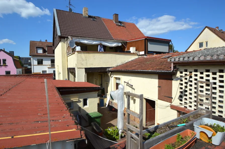 Ansicht Haus Rückseite mit Nebenbauten