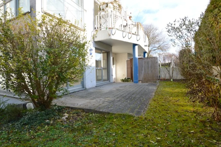 Sonnenverwöhnte Terrasse mit Garten