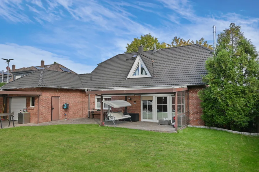 Gartenseite - Haus kaufen in Jüchen / Bedburdyck - elegantes Landhaus mit großem Grundstück