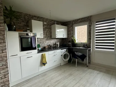 Küchenzeile - Wohnung kaufen in Krefeld - Modernisierte 2 Zimmerwohnung mit Balkon in zentraler Lage