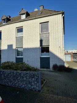 Frontansicht - Haus kaufen in Kamp-Lintfort - Familienfreundliche DHH mit Garage und schönem Garten...