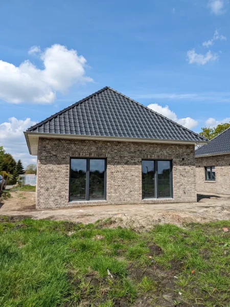 Anblick Südseite - Haus kaufen in Moormerland - Modernes KFW-40-Bungalow-Neubauprojekt mit idyllischem Ausblick – Zentral in Moormerland gelegen