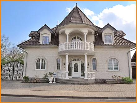 Straßenansicht - Haus kaufen in Düren - Normal kann jeder....Architektenhaus für das Wohnen mit Anspruch!