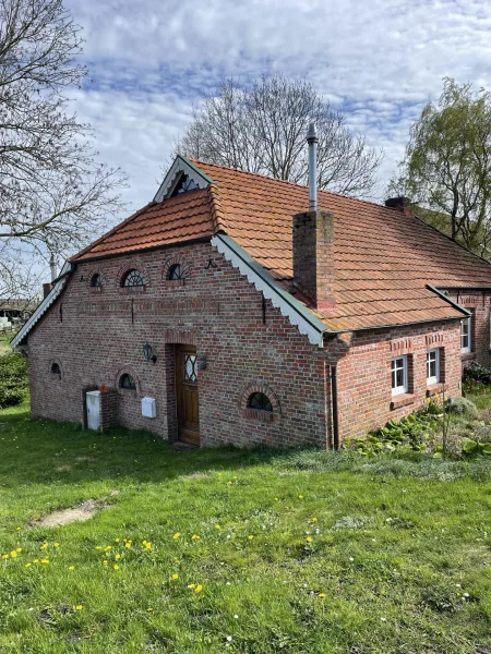 Rückansicht  - Haus kaufen in Bunde - Gemütliches Fehnhaus mit viel Charme - Weitblick auf die Felder Ostfrieslands inklusive.