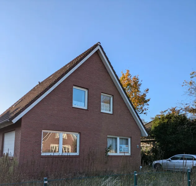 Straßenansicht - Haus kaufen in Rhauderfehn - Einfamilienhaus in Rhauderfehn zu verkaufen