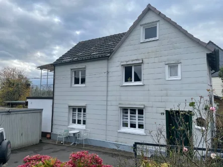  - Haus kaufen in Solingen - GEGEN GEBOT !  In idyllischer Umgebung  freistehendes Fachwerkhaus in  SG -Widdert