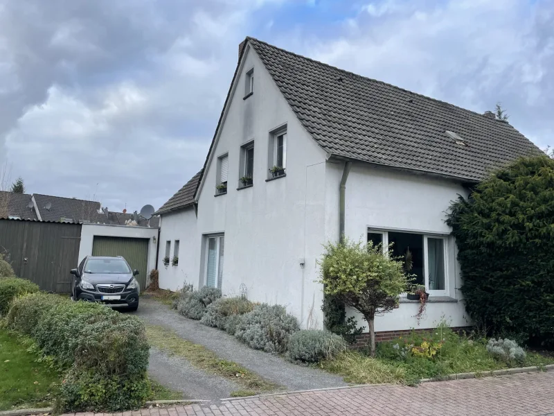 Hausansicht-2 - Haus kaufen in Lünen - Sanierungsbedürftiges Einfamilienhaus in Niederaden