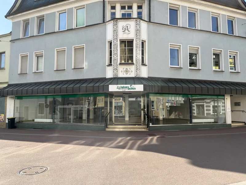 Außenansicht - Laden/Einzelhandel mieten in Wissen VG - Ein Blickfang für Kunden - Ladenlokal in super Lage mit großer Fensterfront!!