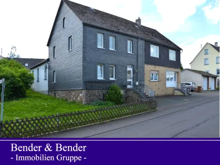 Straßenansicht - Haus kaufen in Daaden VG - Sehr gepflegtes Wohnhaus mit Garten und Fernblick in Ortsrandlage - nahe Daaden!