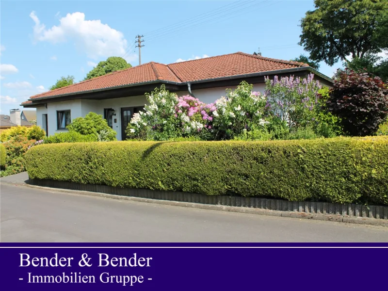 Straßenansicht - Haus kaufen in Gebhardshain - Schmucker Bungalow mit Garage auf tollem Grundstück in ruhiger Ortslage!