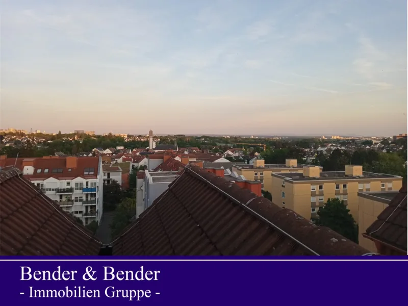 Ausblick - Wohnung kaufen in Schwalbach am Taunus - Maisonette Wohnung zentral gelegen mit Personenaufzug und herrlichem Fernblick!