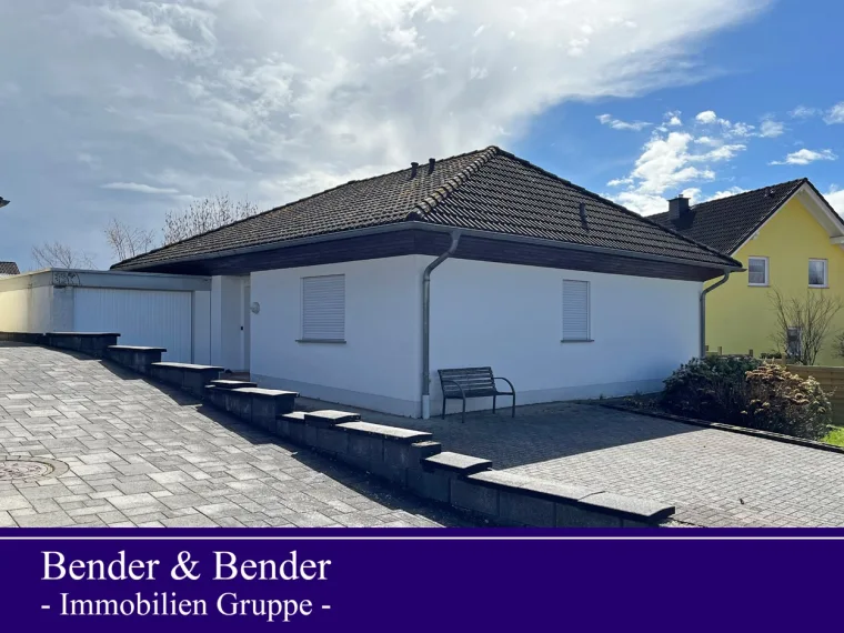 Kleines, freistehendes Einfamilienhaus mit Garage und Terrasse zwischen