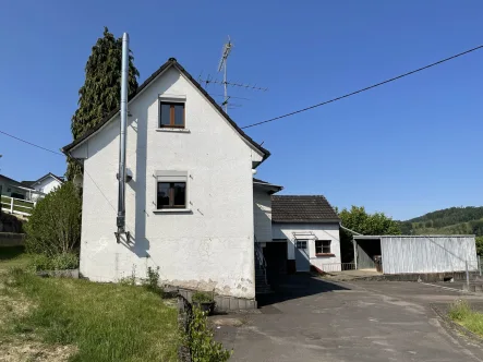 Hausansicht - Haus kaufen in Gummersbach - Kleines Einfamilienhaus mit Garten und zwei Garagen!