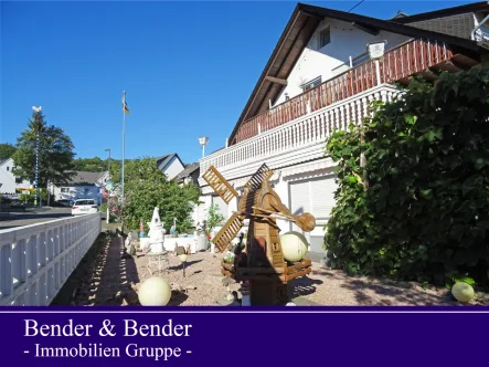 Vorgarten - Haus kaufen in Dornburg - Kapitalanleger aufgepasst - Wohn- und Geschäftshaus mit Garage in ruhiger Lage von Dornburg!