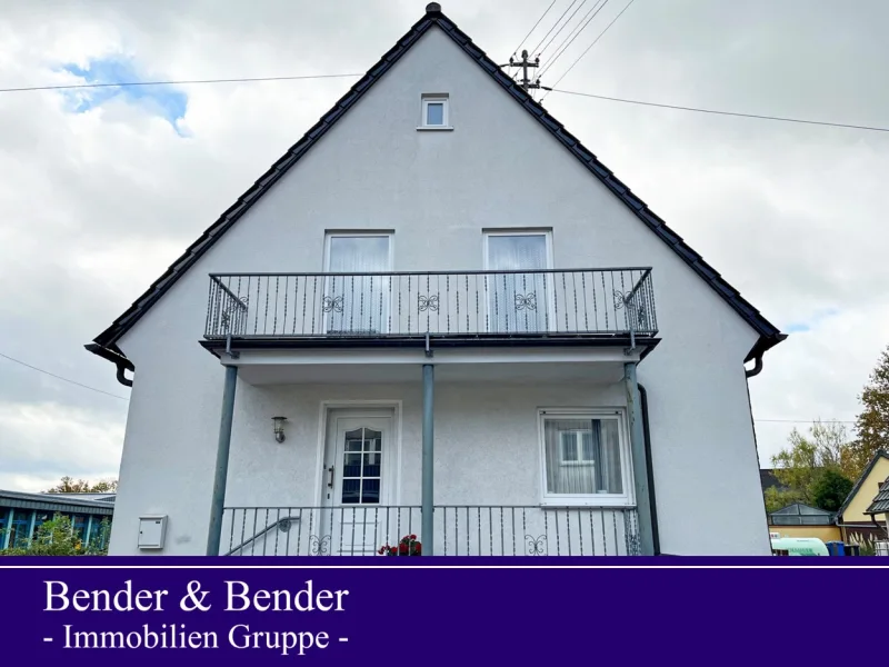 Außenansicht - Haus kaufen in Hamm - Renovierungsbedürftige Doppelhaushälfte mit Garage auf einem Erbpachtgrundstück in Hamm/Sieg!