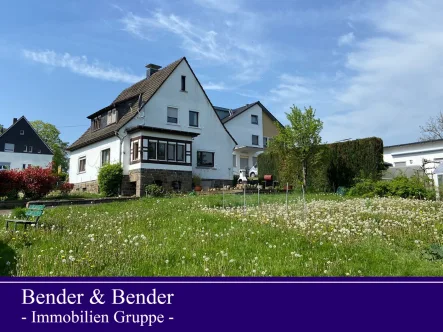 Hausansicht + Grundstück - Haus kaufen in Wiehl - Vermietetes Einfamilienhaus in Höhenlage mit Fernblick!