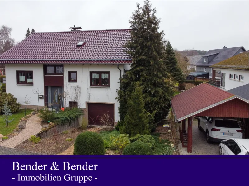Straßenansicht - Haus kaufen in Nisterberg - Freistehendes Einfamilienhaus mit großem Garten und Carport!