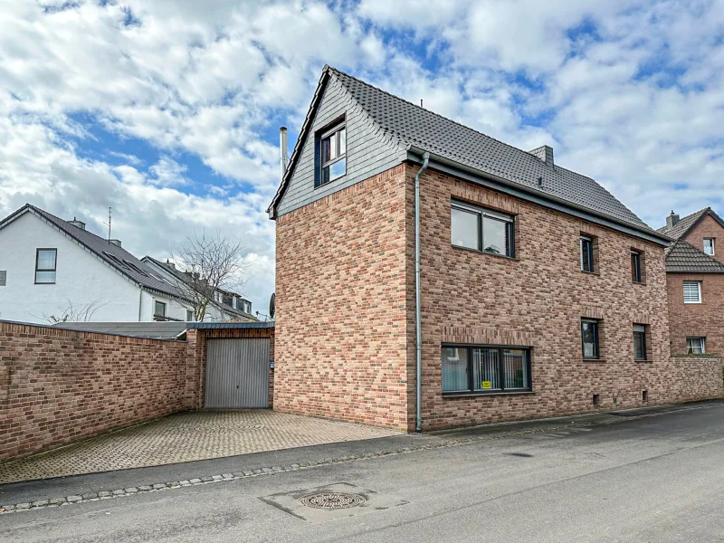 Straßenansicht - Haus kaufen in Brühl - Verklinkertes Zweifamilienhaus mit Garage in ruhiger Wohnlage & guter Anbindung - ca. 10 Min. vom Zentrum entfernt!