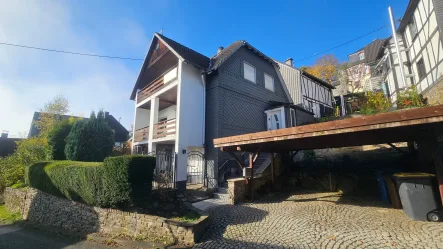 Ansicht Straße  - Haus kaufen in Kirchen - Charmantes und renoviertes Einfamilienhaus in idyllischer Burgkulisse!