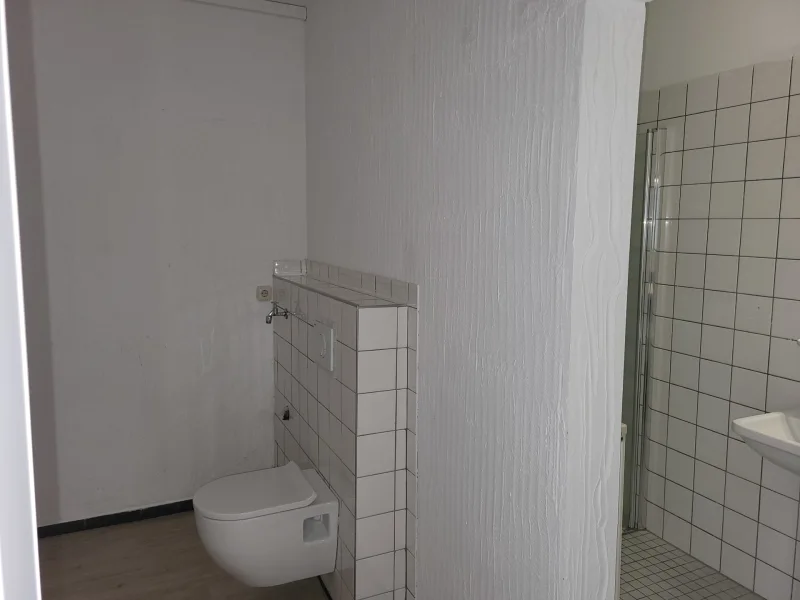 WC mit Zugang zur Dusche