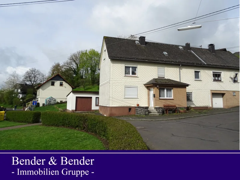 Außenansicht  - Haus kaufen in Langenhahn - Renovierungsbedürftige Doppelhaushälfte mit großem Grundstück in der Nähe von Westerburg!