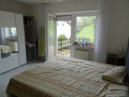 Schlafzimmer mit Zugang zur Terrasse