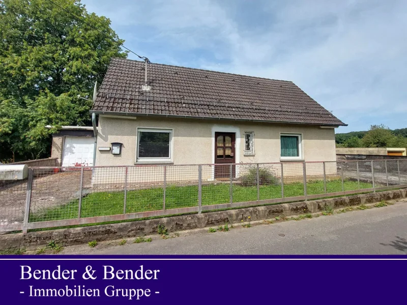 www.bender-immobilien.de - Haus kaufen in Windeck / Halscheid - Stark sanierungsbedürftiges Einfamilienhaus in ruhiger Höhenlage mit herrlichem Fernblick!