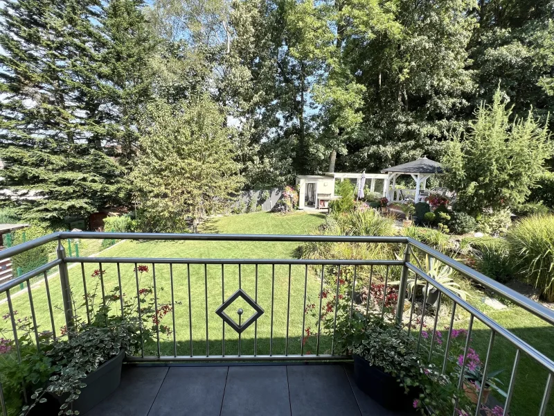 Balkon mit Blick in den Garten EG