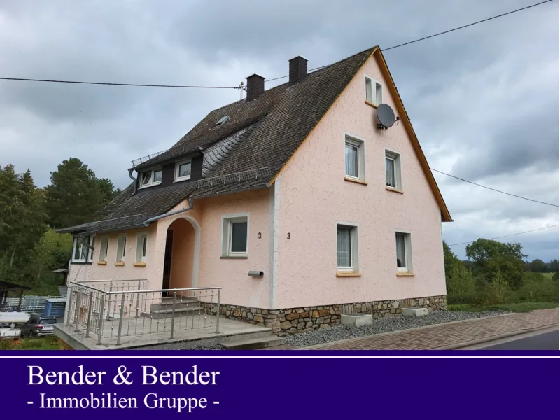 Straßenansicht - Haus kaufen in Gackenbach - Charmantes Einfamilienhaus in ruhiger Lage mit großzügigen Wintergarten!