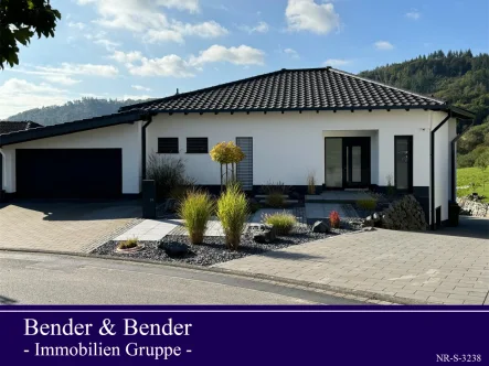 Vorderansicht - Haus kaufen in Hausen (Wied) - Luxuriöser Bungalow (ELW möglich) der Extraklasse im schönen Wiedbachtal zu verkaufen!