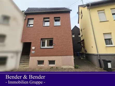 Objektansicht - Haus kaufen in Kirchen - Interessantes Anlageobjekt - Modernisiertes Wohnhaus mit Hofterrasse, nahe Kirchen!