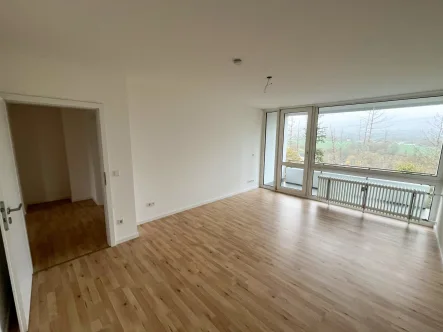 Wohnzimmer  - Wohnung mieten in Hamm - Umfangreich sanierte 3-Zimmer Wohnung mit Balkon am Ortsrand von Hamm/Sieg