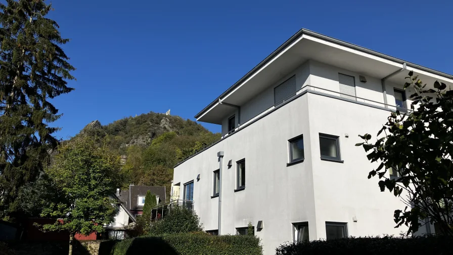 Blick auf den Drachenfels - Wohnung mieten in Bad Honnef - Hochwertige Maisonettewohnung mit Aufzug, EBK, Dachterrasse, TG-Platz und exklusiven Blick auf den Drachenfels!