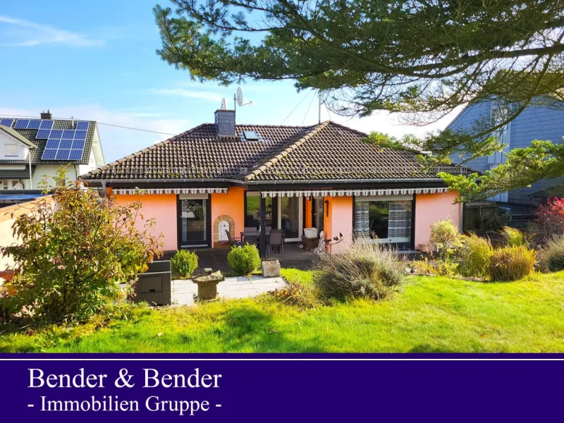 Rückansicht - Haus kaufen in Welschneudorf - Voll unterkellerter Bungalow in Ortsrandlage mit schönem Garten!