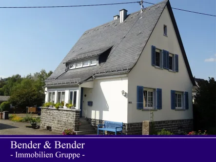 Frontansicht - Haus kaufen in Rückeroth - Modernisiertes Einfamilienhaus mit Garten und zusätzlichem Baugrundstück auf insgesamt ca. 1430 m²!