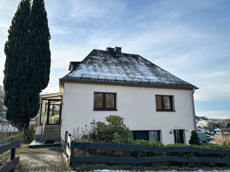 Hausansicht - Haus kaufen in Gebhardshain VG - Aufwändig saniertes Ein-/Zweifamilienhaus mit Garten in ruhiger Höhenlage!