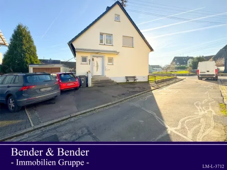 Hausansicht  - Haus kaufen in VG Wallmerod - Freistehendes Einfamilienhaus mit Garten und Garage in ruhiger Lage!