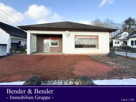 Rückansicht - Haus kaufen in Hadamar - Solider Bungalow mit großem Grundstück in zentraler Lage zwischen Limburg und Weilburg!