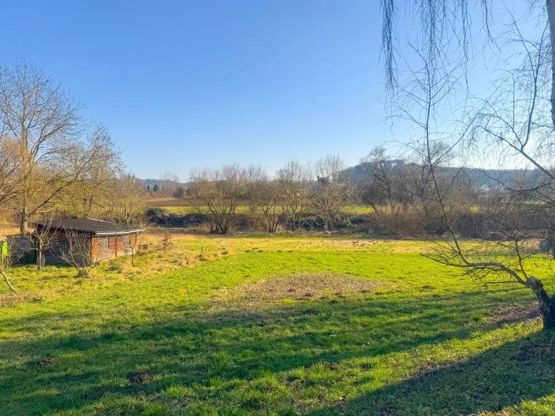 Ansicht von der Straße - Grundstück kaufen in Limburg an der Lahn / Staffel - Vielseitiges Kleinod in guter Lage von Limburg - Perfekt für Tiny Haus & kreative Köpfe!