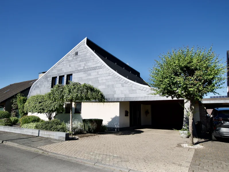 Hausansicht - Haus kaufen in Köttingen - Erftstadt- Köttingen, freistehendes, repräsentatives Wohnhaus mit außergewöhnlicher Architektur