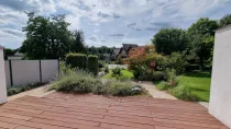 Terrasse mit Blick in den Garten