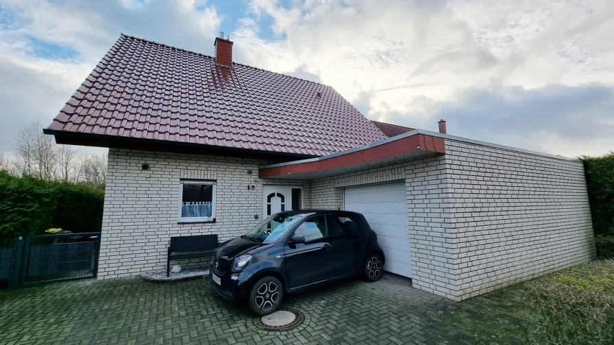 Frontansicht mit Garage