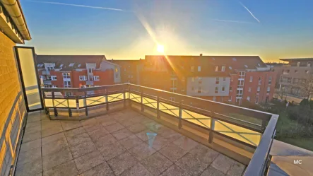 Dachterrasse - Wohnung kaufen in Neuss / Grimlinghausen - Neuwertige 2-Zi.-Dachgeschoss-ETW in NE-Grimlunghausen mit Dachterrasse, Aufzug, EBK, TG