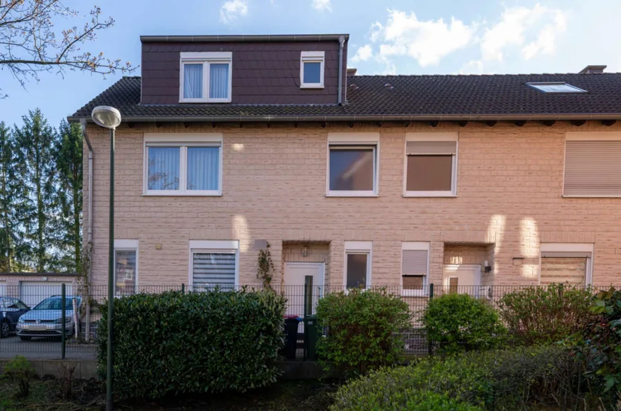 Frontansicht - Haus kaufen in Lünen / Gahmen - Familienfreundliches Reihenendhaus mit viel Platz, großer Terrasse & Garage