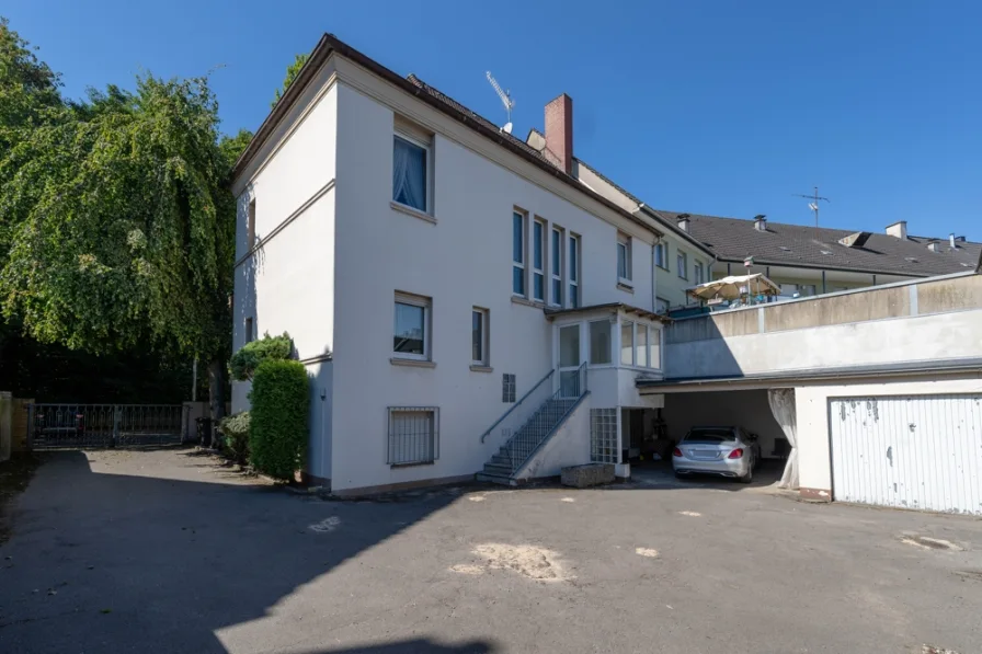 Rückansicht   - Haus kaufen in Waltrop - Ein Filetstück in beliebter Lage von Waltrop 238 m² Wohnfläche, 150 m² Lagerfläche, & 2 Garagen