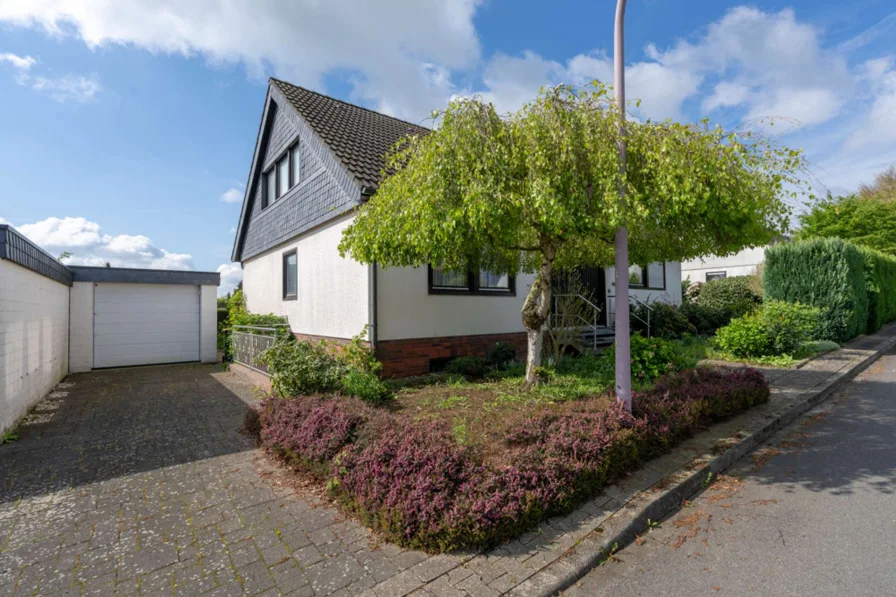 Frontansicht  - Haus kaufen in Unna / Lünern - Freistehendes Einfamilienhaus mit großem Garten in Unna-Lünern