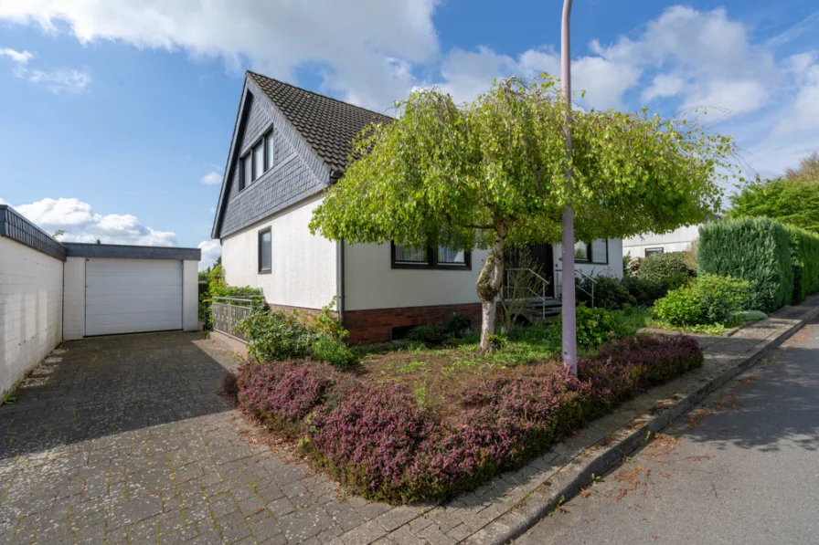 Frontansicht  - Haus kaufen in Unna / Lünern - Freistehendes Einfamilienhaus mit großem Garten in Unna-Lünern